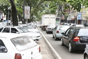 Prefeitura de Maringá iniciou nesse fim de semana a retirada das espinhas de peixe da Avenida Brasil